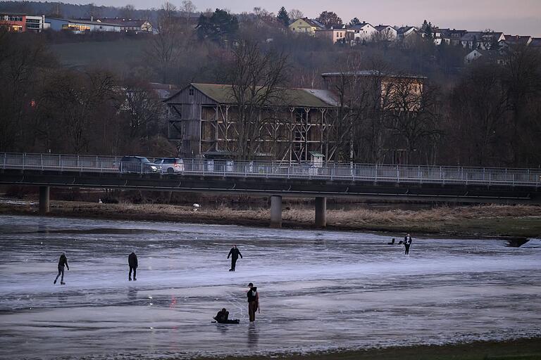 Hochwasser und frostige Temperaturen haben die Saaleauen in eine riesige Eisbahn verwandelt. Hier ist immer was los. Betreten auf eigene Gefahr. Hochwasser und frostige Temperaturen haben die Saaleauen in eine riesige Eisbahn verwandelt. Hier ist immer was los. Betreten auf eigene Gefahr.