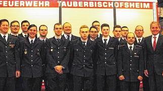 Fototermin in großer Runde: Die Beförderten und in die Abteilung übernommenen Kameraden zusammen mit Bürgermeister Wolfgang Vockel, dem stellvertretenden Kreisbrandmeister Ludwig Lermann, Stadtkommandant Michael Noe, Abteilungskommandant Thorsten Hamann und seinem Stellvertreter Ralf Vath.