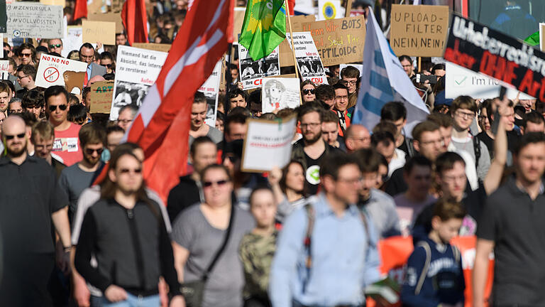 Daniel Peter       -  Zahlreiche Menschen demonstrieren am Samstag (23.03.19) unter dem Motto &quot;Save the Internet&quot; in der Würzburger Innenstadt gegen den sogenannten Uploadfilter. Die Sorge der Demonstranten: Die geplante EU-Urheberrechtsreform könnte den freien Austausch von Meinungen und Kultur über das Internet einschränken.