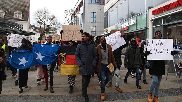 Die Demonstranten auf dem Weg vom Schillerplatz zum Schweinfurter Marktplatz. Die Demonstranten auf dem Weg vom Schillerplatz zum Schweinfurter Marktplatz.