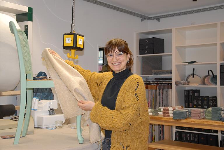 Betagte Stühle zu restaurieren und neu aufzupolstern, ist eine Passion von Theresa Kuhlmann. Betagte Stühle zu restaurieren und neu aufzupolstern, ist eine Passion von Theresa Kuhlmann.