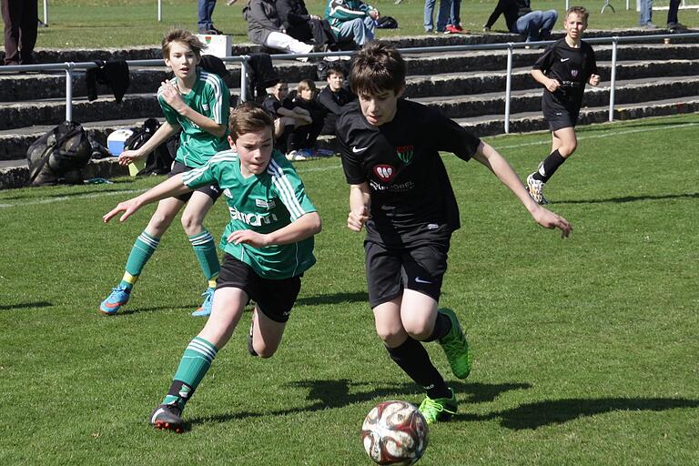 Fabian Mainberger (links) ist hier für den TSV Großbardorf im Jahr 2015 im Spiel beim FC Schweinfurt 05 im Einsatz.