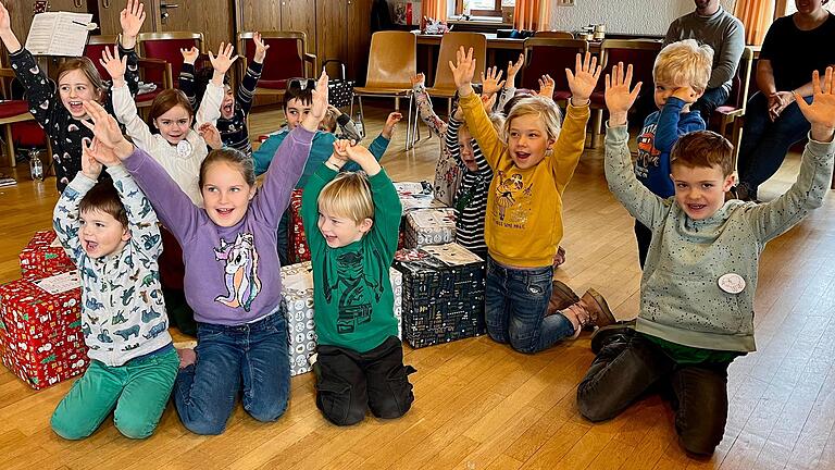 Die Kinder sind stolz auf ihre Pakete für die Aktion 'Werke statt Worte'.