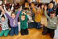 Die Kinder sind stolz auf ihre Pakete für die Aktion 'Werke statt Worte'.