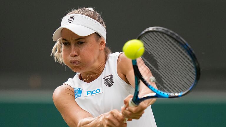 Wimbledon 2024       -  Die Kasachin Yulia Putinzewa spielt einen Rückhand-Return.