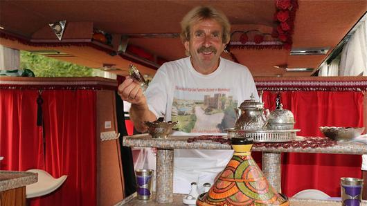 Das Innere des Wohnbusses von Reinhard Schatz ist ein Wohntraum im orientalischen Stil, frei nach dem Motto 'schöner und exotischer wohnen'. Foto: Gerd Schaar - Das Innere des Wohnbusses von Reinhard Schatz ist ein Wohntraum im orientalischen Stil, frei nach dem Motto 'schöner und exotischer wohnen'. Foto: Gerd Schaar Das Innere des Wohnbusses von Reinhard Schatz ist ein Wohntraum im orientalischen Stil, frei nach dem Motto 'schöner und exotischer wohnen'. Foto: Gerd Schaar - Das Innere des Wohnbusses von Reinhard Schatz ist ein Wohntraum im orientalischen Stil, frei nach dem Motto 'schöner und exotischer wohnen'. Foto: Gerd Schaar