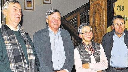 Abschlussfoto: Heribert Janssen (Vorsitzender des Vereins bis 2003), Vorsitzender Jürgen Baerwind, Kassenwartin Erika Schneider und der stellvertretende Vorsitzende Jan-Peter Kranig bei der Auflösungsversammlung des Kunst- und Kulturvereins. Foto: Birgit Wagner