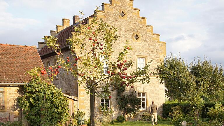 Das leerstehende Schulhaus in Burghausen hat die Familie Mühlstein zu einem Wohnhaus umgebaut und saniert.