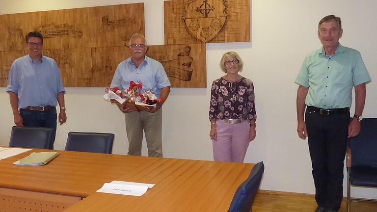 Die neuen Verbandsvertreter des Schulverbands Kreuzwertheim dankten dem ausscheidenden Vorsitzenden Karl-Heinz Schöffer (zweiter von links) für zwölf Jahre Engagement. Das Foto zeigt ihn mit dem neuen Vorsitzenden Klaus Thoma und den neuen Stellvertretern Thea Kohlroß und Wolfgang Haarmann.