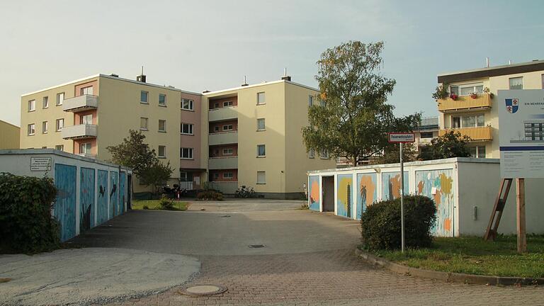 Die Ende der 1960er Jahre errichteten Wohnblocks im Karlstadter Stationsweg 30 und 32 sollen abgerissen werden. Der Stadtratsbeschluss dafür steht noch aus.