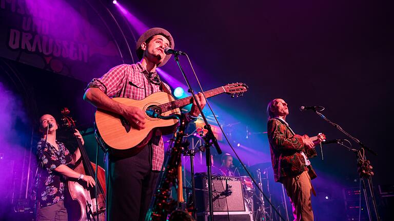 Die Würzburger Band 'Widersacher aller Liedermacher', hier beim Umsonst &amp; Draussen Festival 2021 in Würzburg. An diesem Samstag wollen die Musiker im Zeichen des Regenbogens auf dem Münchener Oktoberfest auftreten.