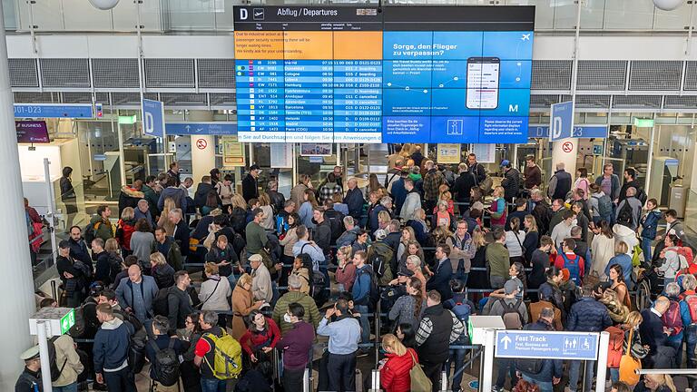 Münchner Flughafen       -  Solche Bilder mit endlosen Warteschlangen soll es möglichst nicht mehr vom Münchner Flughafen geben. Der Freistaat Bayern fordert schnelle Reformen für den zweitgrößten deutschen Airport. (Archivbild)