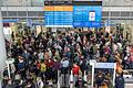 Münchner Flughafen       -  Solche Bilder mit endlosen Warteschlangen soll es möglichst nicht mehr vom Münchner Flughafen geben. Der Freistaat Bayern fordert schnelle Reformen für den zweitgrößten deutschen Airport. (Archivbild)