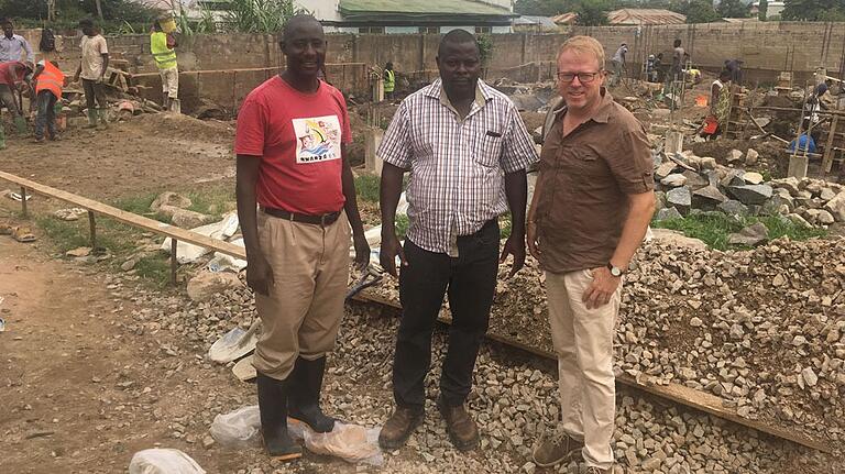 Von links: Obadia Kalumbete aus Mwanza, John Merikion von der Deutschen Botschaft, Helmut Stahl aus Würzburg vor der Baustelle Von links: Obadia Kalumbete aus Mwanza, John Merikion von der Deutschen Botschaft, Helmut Stahl aus Würzburg vor der Baustelle