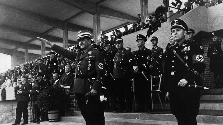 Willy Sachs (rechts) in SS-Uniform mit Franz Freiherr von Epp, dem Statthalter der NSDAP in Bayern, im Stadion.