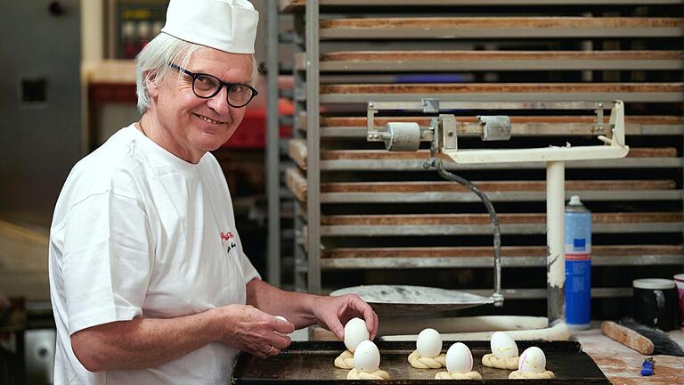 Mit einem 'Schiffchen' auf dem Kopf und einem Blech Ostergebäck vor sich, fühlt man sich schon fast wie der Osterhase. Die noch zu backenden&nbsp; Eierbecher müssen so geformt werden, dass hinterher die Ostereier darin auch eine gute Figur machen.&nbsp;