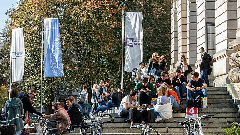 Eine Aufnahme vom Oktober 2018: So entspannt wie hier vor der Neuen Universität in Würzburg wird es bei Abstandsgebot und Maskenpflicht im kommenden Wintersemester noch nicht zugehen. Aber es gibt wieder mehr Präsenzveranstaltungen.