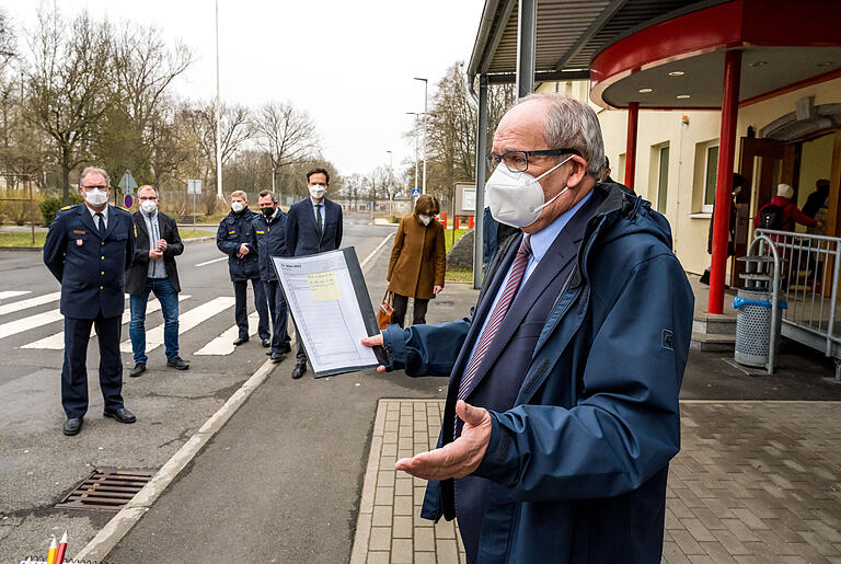 Unterfrankens Regierungspräsident Eugen Ehmann zeigt mit Vertretern von Polizei, Landratsamt und Gemeinden, wie die Ukraine-Flüchtlinge in der Anker-Einrichtung untergebracht werden.