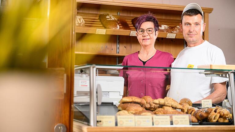 Carmen und Günther Stephan stehen an der Ladentheke ihrer Bäckerei. Über Robert Habecks Äußerungen in der ARD-Sendung 'Maischberger' sind sie wütend.