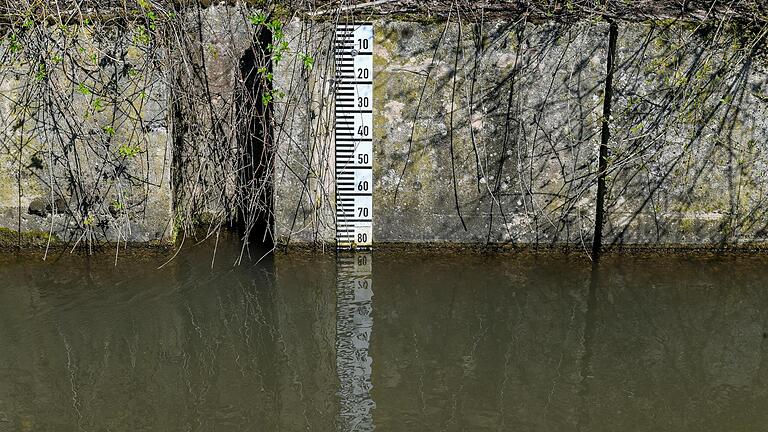 Wer Wasser aus dem Main oder dem Grundwasser entnehmen will, braucht eine Genehmigung. Manche Landratsämter in Unterfranken haben ein Dutzend, andere bis zu 400 Wasserrechte genehmigt. Die Informationen liegen in den 'Wasserbüchern' - digitalisiert oder verstreut in einzelnen Leitz-Ordnern.