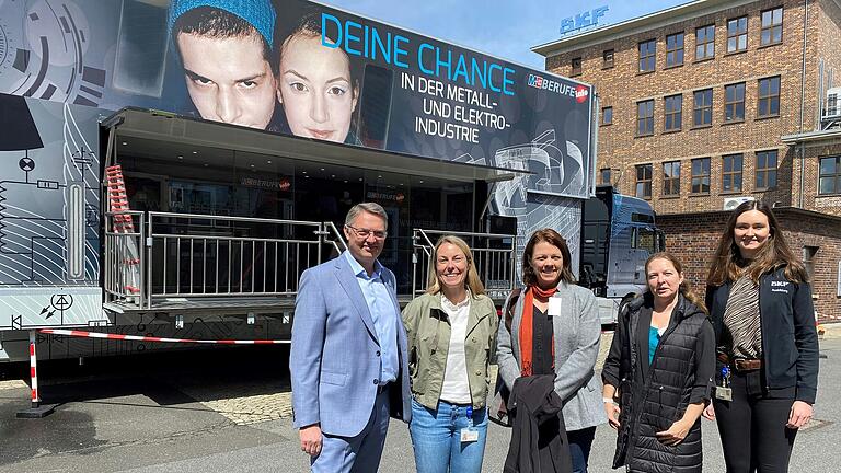 Freuen sich über 581 Schülerinnen und Schüler, die sich über Ausbildungsberufe in der Metallindustrie informierten (von links): SKF-Deutschlandchef Jörg Wuttke, SKF-Arbeitsdirektorin Anna Krimmel, Henriette Dinkel (Prokuristin der Gesellschaft zur beruflichen Förderung GbF), Johanna Wiedenmann-Nemes (GbF-Koordinatorin der Berufsorientierungsnetzwerks) und SKF-Ausbildungsleiterin Lena Ra.