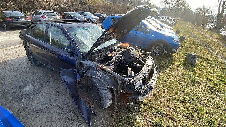 Das Heck des Autowracks ist noch einigermaßen intakt, wodurch es in den Reihen der parkenden Autos beim Vorbeifahren kaum auffällt. Das Heck des Autowracks ist noch einigermaßen intakt, wodurch es in den Reihen der parkenden Autos beim Vorbeifahren kaum auffällt.