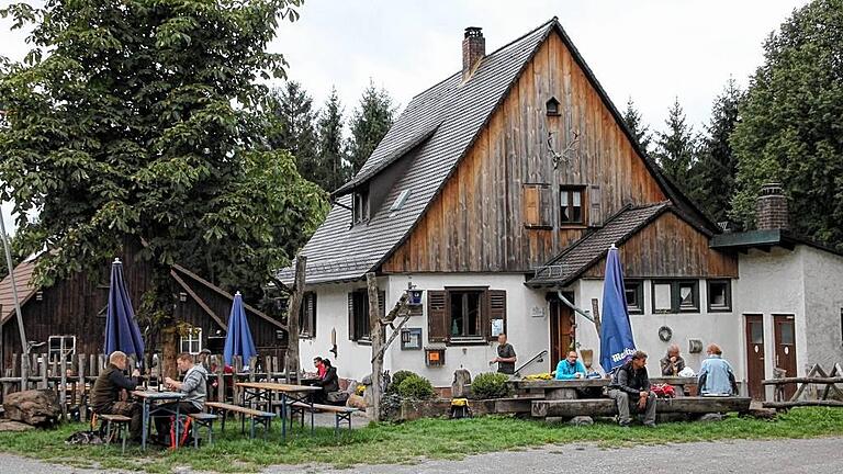 Am Ziel angekommen: Das Forsthaus Aurora mitten im Spessart kann man nicht mit dem Auto erreichen.