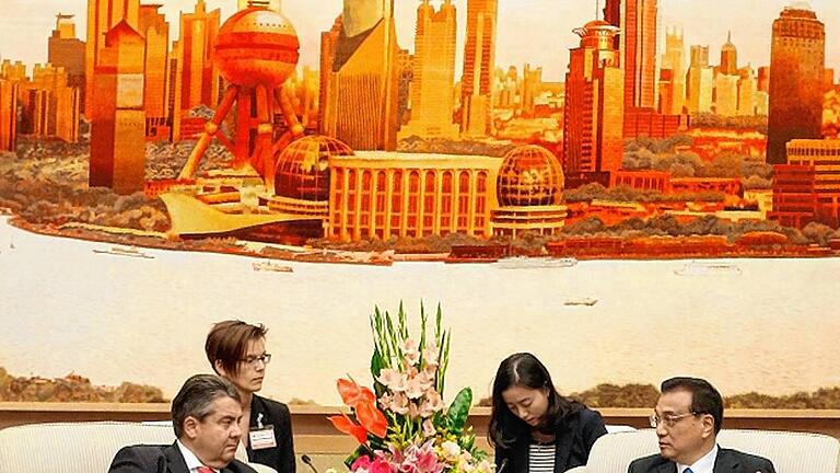 CHINA-GERMANY-DIPLOMACY       -  Kein leichter Gang für Wirtschaftsminister Sigmar Gabriel (links): Bei seinem Besuch in China gibt es reichlich Diskussionsstoff wie beim Gespräch mit Chinas Premier Li Kequian (rechts). Im Hintergrund zwei Dolmetscherinnen.