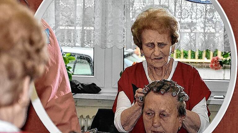 Die 90-jährige Margarete Köllmeier steht noch zweimal die Woche in ihrem Friseursalon.  Foto: Natalie Dees