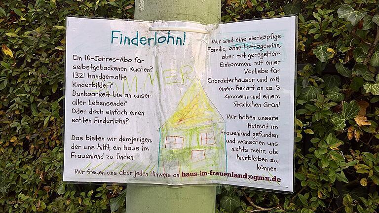 Fünf Zimmer und ein Stückchen Grün gesucht: Mit diesem Plakat hofft Familie B., ein Haus zu finden.