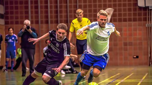 Spannend war das Halbfinale der Futsal-Bezirksmeisterschaft zwischen dem FC Sand (rechts Sven Wieczorek) und dem SV Euerbach/Kützberg. Erst nach einem Sechsmeterschießen zogen die Korbmacher ins Finale, das sie gegen Rimpar klar mit 3:0 gewannen, ein.