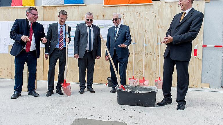 Die Arbeit ist getan, die Bulle mit der Tageszeitung und Informationen über die Hochschule im Zement versenkt. Im Bild: Gerhard Eck (von links), OB Remelé, Gerald Langer, Paul Beinhofer und Hochschulpräsident Robert Grebner.