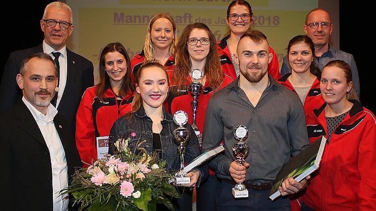 Haßfurts Sportler des Jahres 2018 sind: die Balletttänzerin Alicia Reuß (On Point) sowie Kickboxer Kevin Barth  (Extreme Arts Academy). Als beste Mannschaft wählte die Jury die Korbballdamen des TV Haßfurt. Bürgermeister Günter Werner (links), Christian Schneider von der Stadt Haßfurt (beide links) und Sportredakteur Matthias Lewin (hinten rechts) gratulierten den Gewinnern.