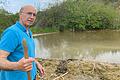 Gerd Reimer, Biberberater des Landkreises, zeigt den Schwimmsee, den eine Biberfamilie am Egerbach zwischen Birkenfeld und Billingshausen angestaut hat. Dort tummelten sich unter anderem auch Fische und Kaulquappen.