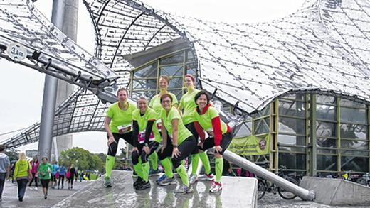 MSP-Energiebündel - (amk) Am Womens Run 2014 im Münchner Olympiapark beteiligte sich auch eine Frauengruppe von der Sektion Main-Spessart des Deutschen Alpenvereins, die sich „Mir Sen Prima“ (MSP) nannte. Die Strecken von fünf oder acht Kilometern konnten wahlweise von den rund 4000 Teilnehmerinnen gelaufen oder gewalkt werden. Am Rande begegneten die Teilnehmerinnen auch noch der deutschen Leichtathletin Heike Drechsler, die 1992 und 2000 Olympiasiegerin im Weitsprung wurde. MSP-Energiebündel - (amk) Am Womens Run 2014 im Münchner Olympiapark beteiligte sich auch eine Frauengruppe von der Sektion Main-Spessart des Deutschen Alpenvereins, die sich „Mir Sen Prima“ (MSP) nannte. Die Strecken von fünf oder acht Kilometern konnten wahlweise von den rund 4000 Teilnehmerinnen gelaufen oder gewalkt werden. Am Rande begegneten die Teilnehmerinnen auch noch der deutschen Leichtathletin Heike Drechsler, die 1992 und 2000 Olympiasiegerin im Weitsprung wurde.