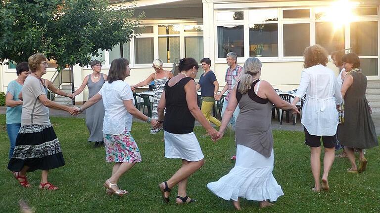 Gemeinsame Bewegung zur Musik macht Spaß: Griechische Tänze im Garten des Hauses Sankt Michael.