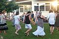Gemeinsame Bewegung zur Musik macht Spaß: Griechische Tänze im Garten des Hauses Sankt Michael.
