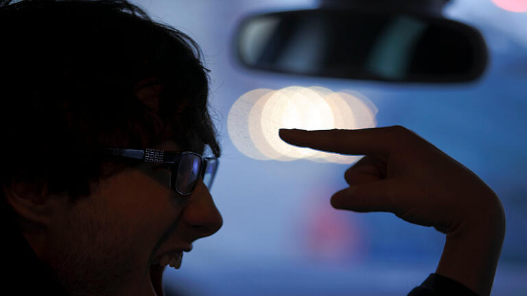 vogel.jpeg       -  Auch wer anderen einen Vogel zeigt, muss mit einer Geldstrafe rechnen: Die Bußgelder für Beleidigungen im Straßenverkehr orientieren sich an Gerichtsurteilen.