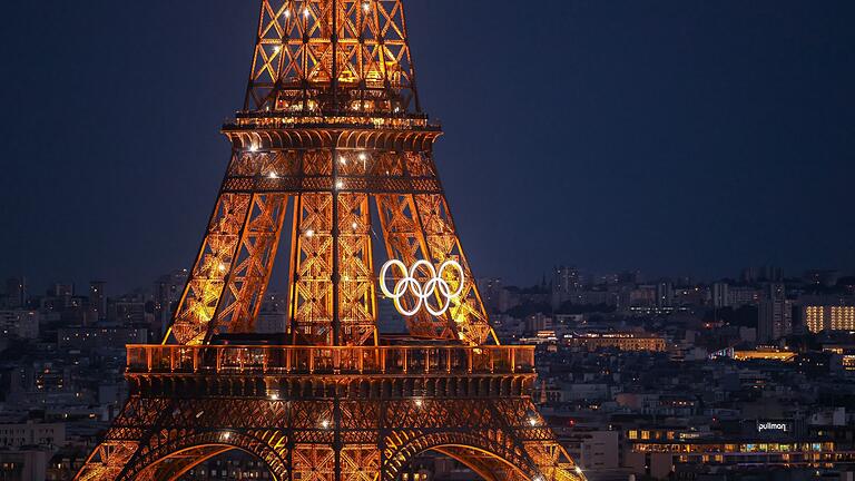 Olympische Ringe bleiben auf Eiffelturm in Paris       -  An die Olympische Spiele in Paris sollen die Ringe auf dem Eiffelturm dauerhaft erinnern (Archivbild).