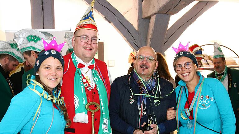 Bis Aschermittwoch regieren die Narren nun im Rathaus der Großgemeinde. Bis Aschermittwoch regieren die Narren nun im Rathaus der Großgemeinde.