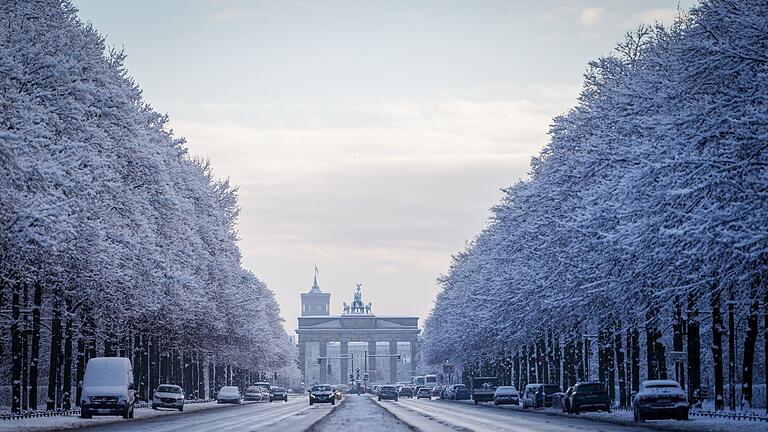 Schnee in Berlin - Die kommenden Nächte werden bitterkalt. Zweistellige Minusgrade erwartet der Wetterdienst in manchen Teilen Deutschlands. Schnee in Berlin - Die kommenden Nächte werden bitterkalt. Zweistellige Minusgrade erwartet der Wetterdienst in manchen Teilen Deutschlands.