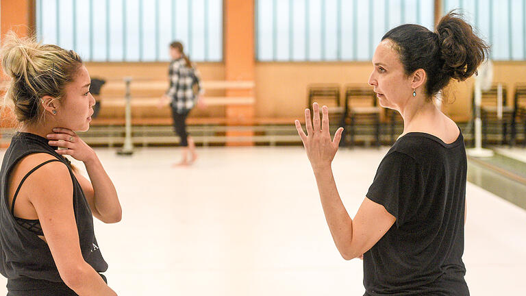 Die neuen Choreografen am Mainfranken Theater haben ihre Arbeit aufgenommen. Impressionen vom Training mit Ballettdirektorin Dominique Dumais.