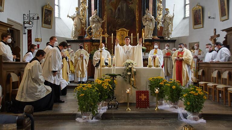 Mit dem besonderen Primizsegen endete der festliche Gottesdienst in der Zeiler Stadtpfarrkirche von Neupriester Matthias Strätz.