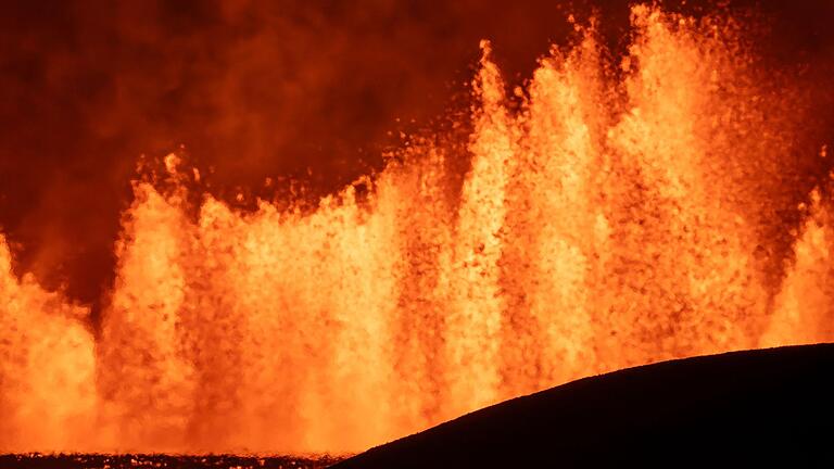 Vulkanausbruch auf Island - Blick auf Lavafontänen, die aus der neuen Eruptionsspalte am Vulkansystem Svartsengi in Island ausströmen. Vulkanausbruch auf Island - Blick auf Lavafontänen, die aus der neuen Eruptionsspalte am Vulkansystem Svartsengi in Island ausströmen.