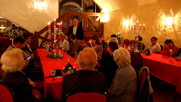 Im historischen Gewölbekeller des Burgsinner Schlosses in Thüngen hieß Hanskarl Freiherr von Thüngen das Filmteam und die Mitwirkenden willkommen.