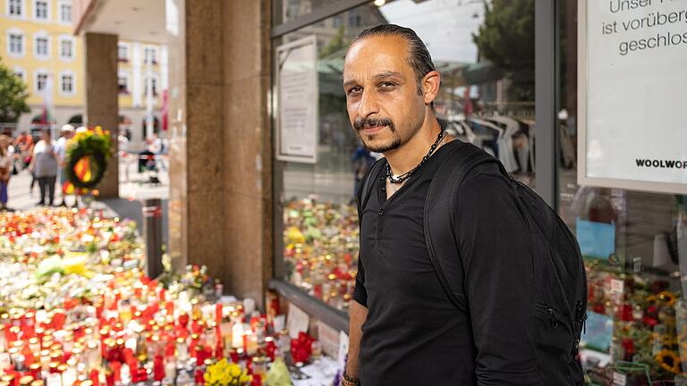 Der Kurde Chia Rabiei - drei Tage nach dem Vorfall am Tatort in Würzburg. Bei der Messerattacke im Juni 2021 war er einer der ersten, der sich dem Täter mit einen Rucksack entgegenstellte.