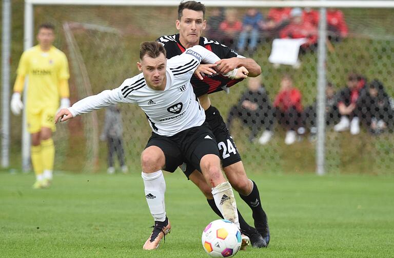 Fabio Bozesan (vorne, FC 05 Schweinfurt) bekam gegen Ben Müller vom TSV Aubstadt keinen Stich.