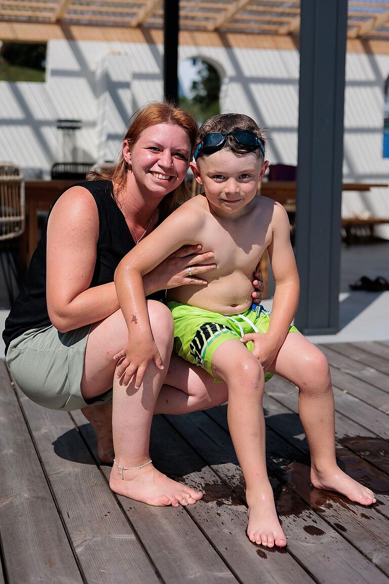 Mama Renate Brand und ihr sechsjähriger Sohn Tim haben sich online für den Platz im Schwimmkurs beworben.