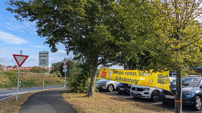 Ein Plakat mahnt Autofahrer vor der Grundschule in Schleerieth zur Vorsicht. Ein Plakat mahnt Autofahrer vor der Grundschule in Schleerieth zur Vorsicht. 