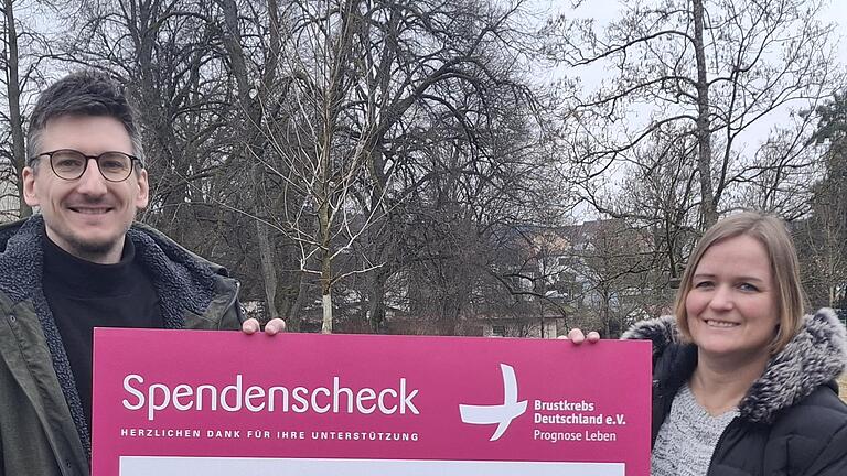 Bei der Spendenübergabe: Bad Brückenaus Bürgermeister Jan Marberg und Doreen Manß von der Tourist Information.       -  Bei der Spendenübergabe: Bad Brückenaus Bürgermeister Jan Marberg und Doreen Manß von der Tourist Information.